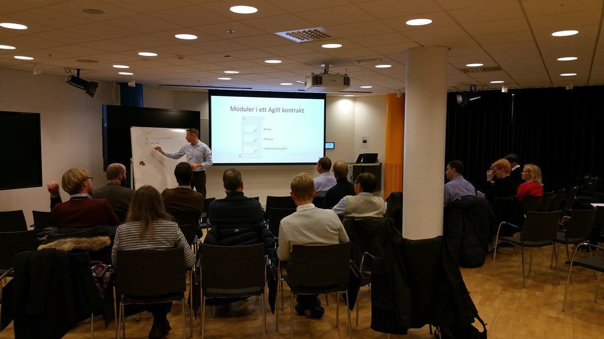 Mattias Skarin svarar på frågor om agila kontrakt.